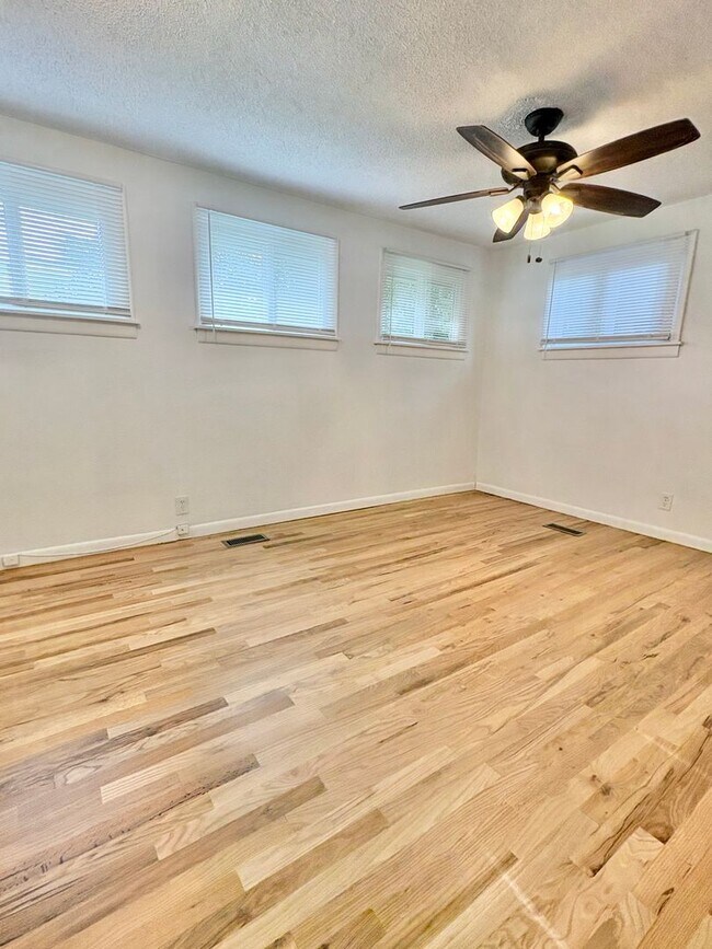 Building Photo - Immaculate, Updated, & Bright Home in West...