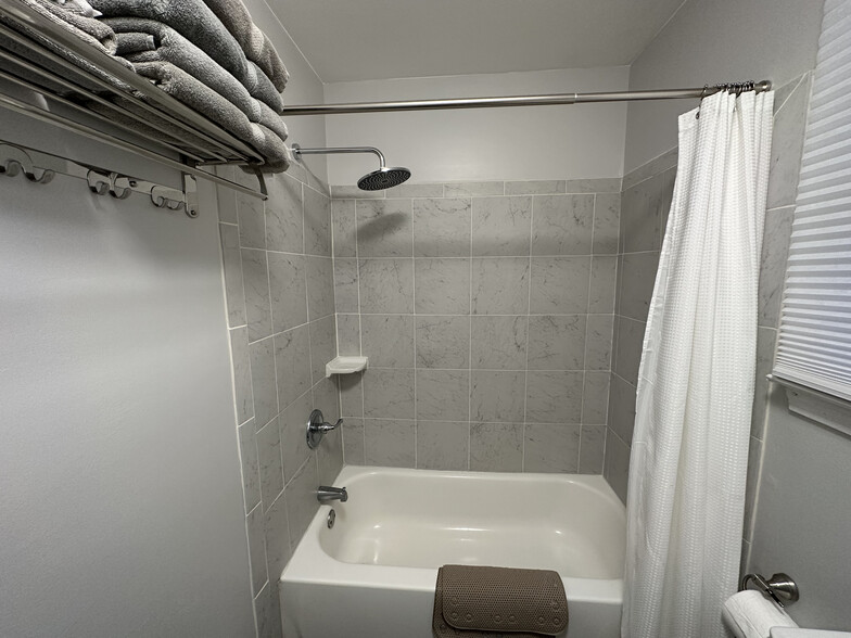 Bathroom - 35 Taylor Pl