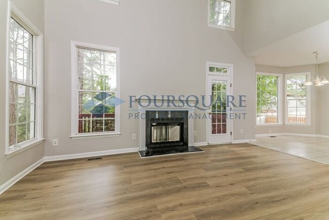 Building Photo - Spacious 4-Bed Home with Double-Height Cei...
