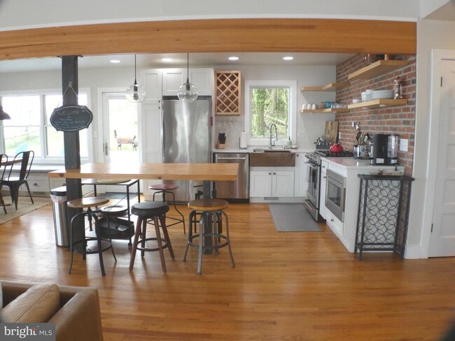 Building Photo - 3550 Bay View Dr