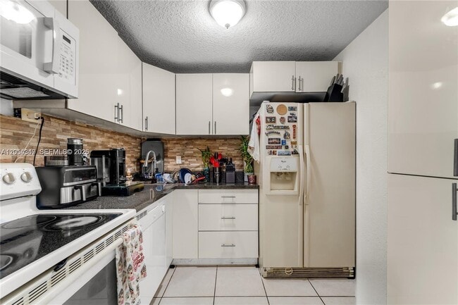 Building Photo - 9320 Fontainebleau Blvd