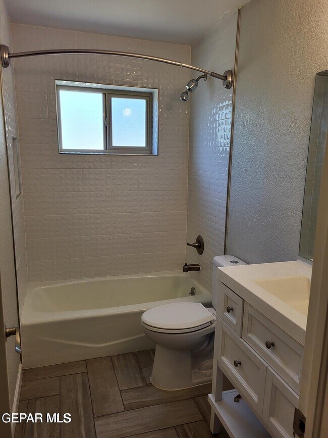 Building Photo - 408 Hollydale Dr