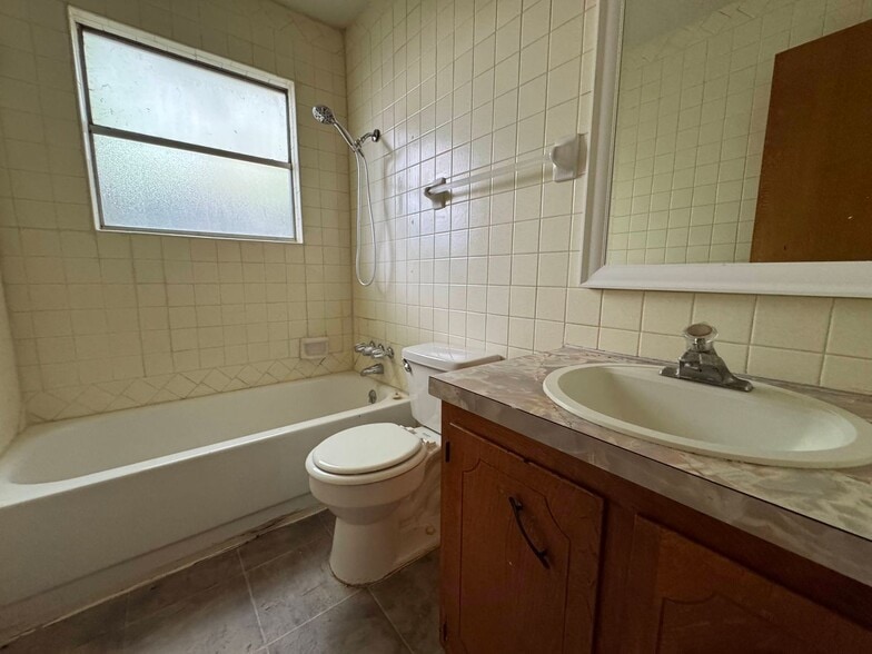 Building Photo - 425 W Avenue C