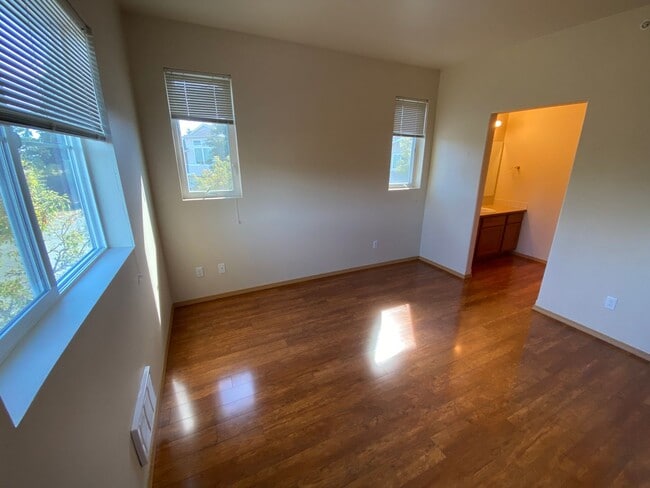 Building Photo - DuPont 2 Bedroom Town Home