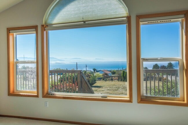 Building Photo - Lovely Mid-Island Home Available August 19th!
