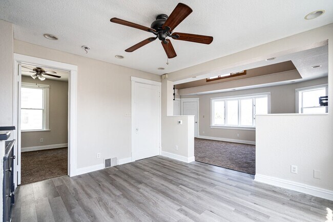 Building Photo - Beautiful 3 Bedroom + Den 2 Full Bath Uppe...
