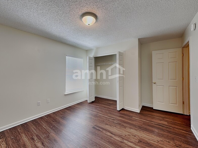 Building Photo - 5682 Shady Pine St S