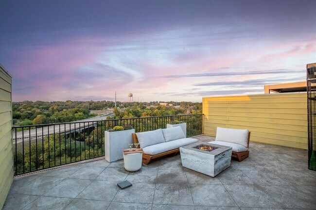 Building Photo - 221 Adams St