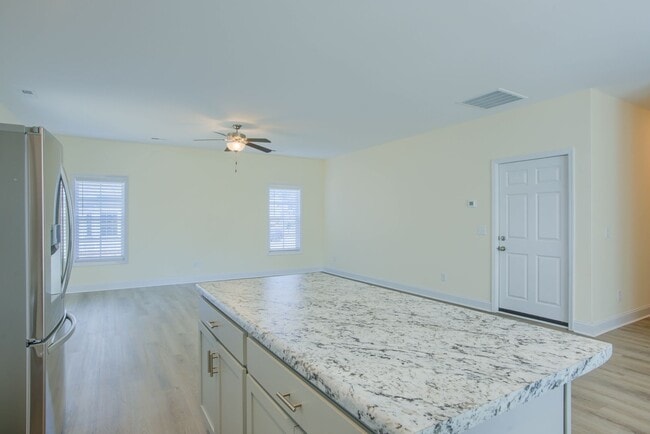 Building Photo - Charming 3-Bedroom Home for Rent in Rogers Farm