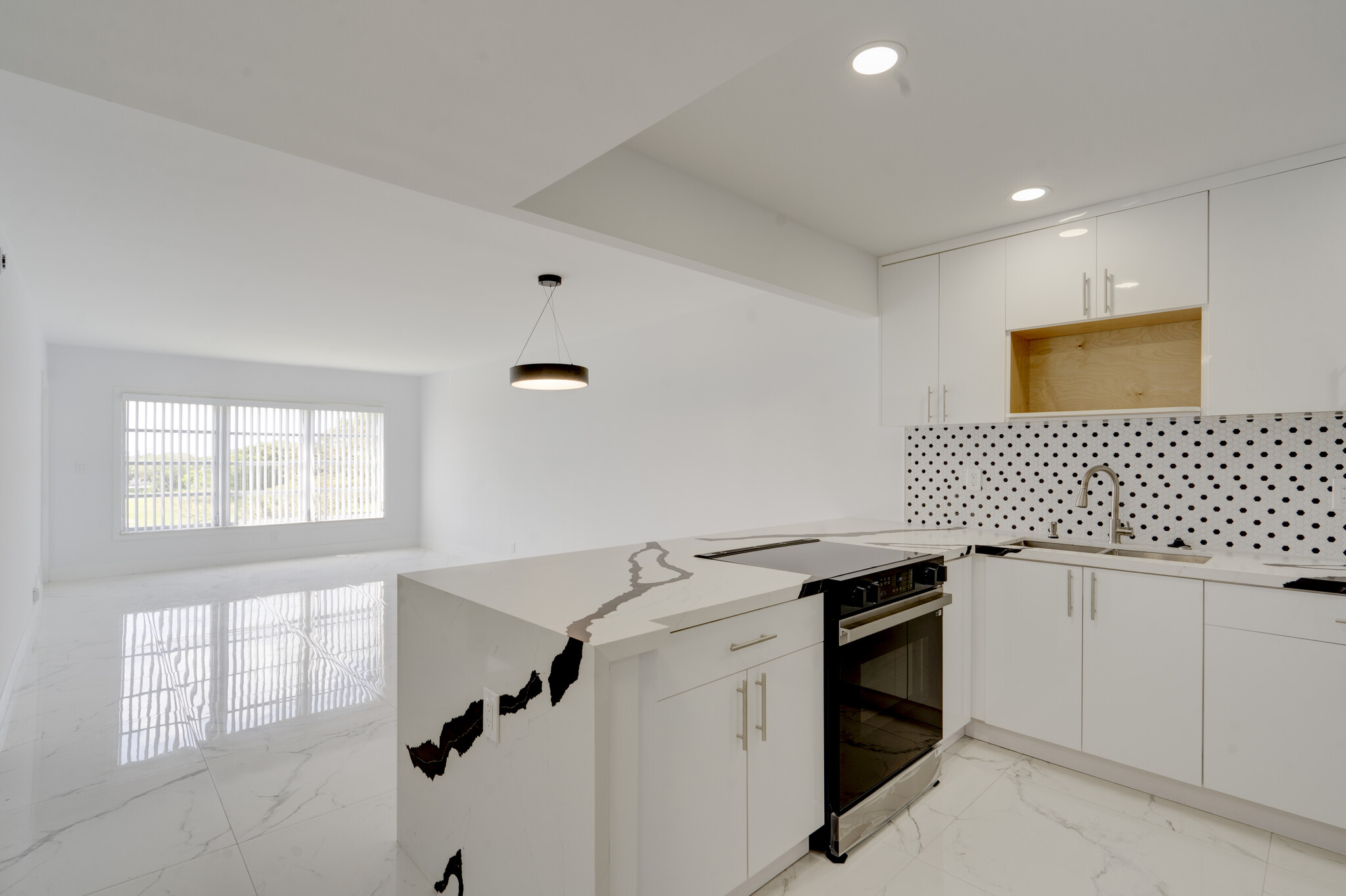 Building Photo - 3050 N Palm Aire Dr