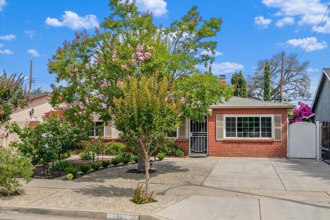 Building Photo - 1725 Hogar Dr
