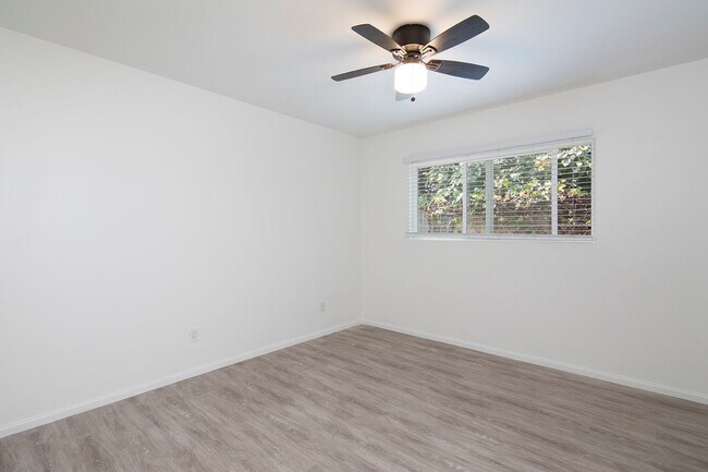 Building Photo - *OPEN HOUSE: 8/22 10AM-12PM* 2BR in Carlsb...