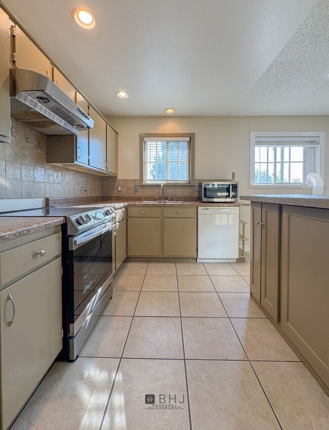 Building Photo - 3 Bedroom/ 1.5 Bath Townhouse for rent!