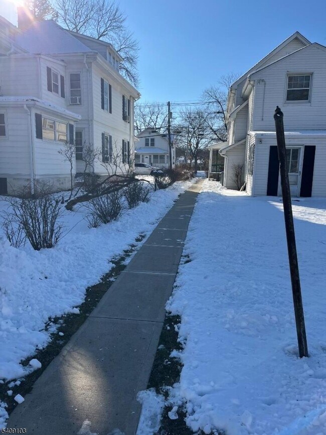 Building Photo - 136 E Main St