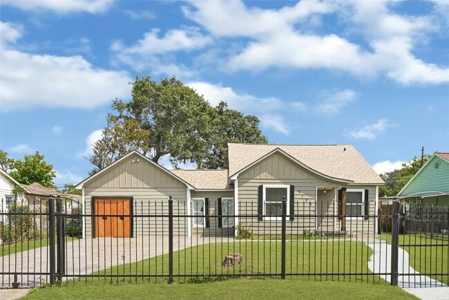 Primary Photo - 7125 Gillen St