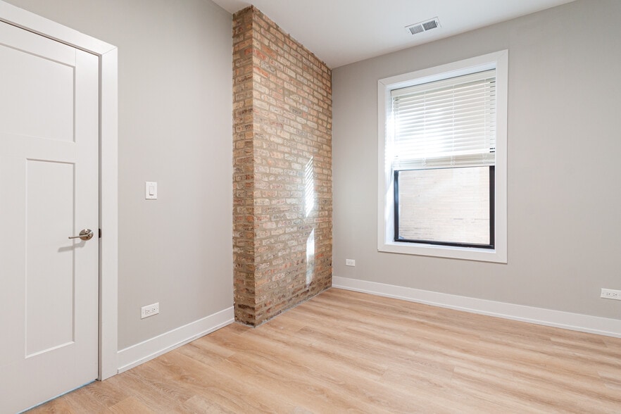 Building Photo - 441 W Belden Ave