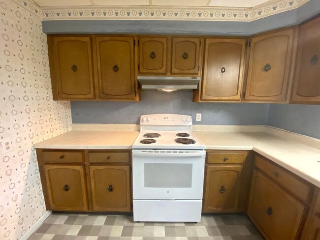 Building Photo - 5 bed 1.5 Bath Single Family Home! Near NDSU!