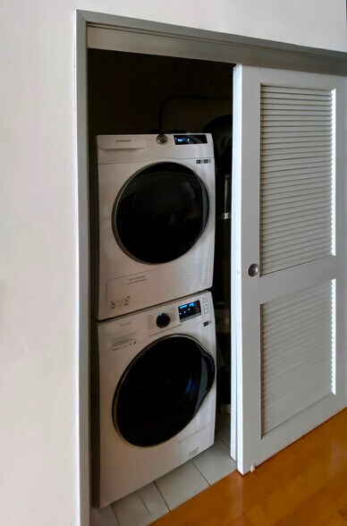 Building Photo - 1130 S FLOWER St