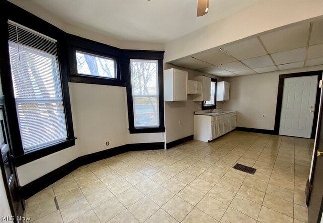 Building Photo - 390 Doyle St