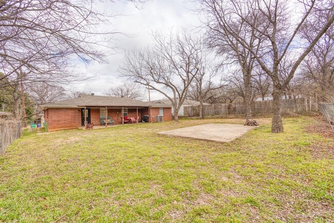 Building Photo - 720 Chisholm Trail