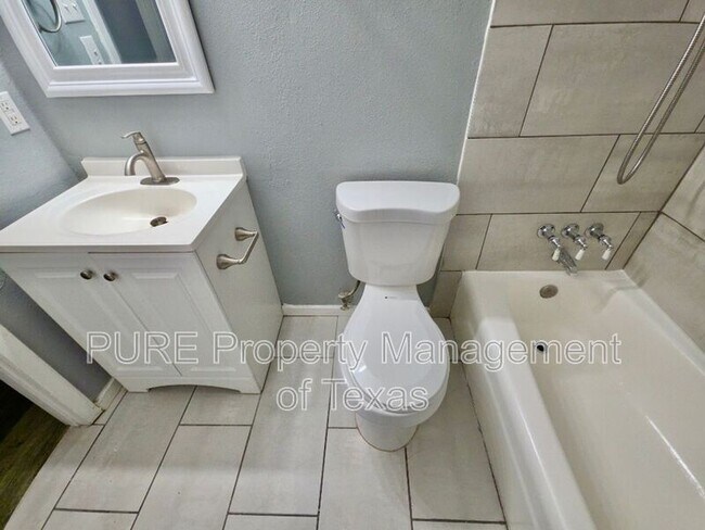 Building Photo - 5808 Wellington Dr