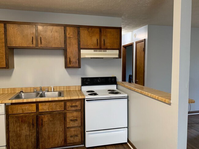 Building Photo - 2 Bedroom Duplex on Eastside!!