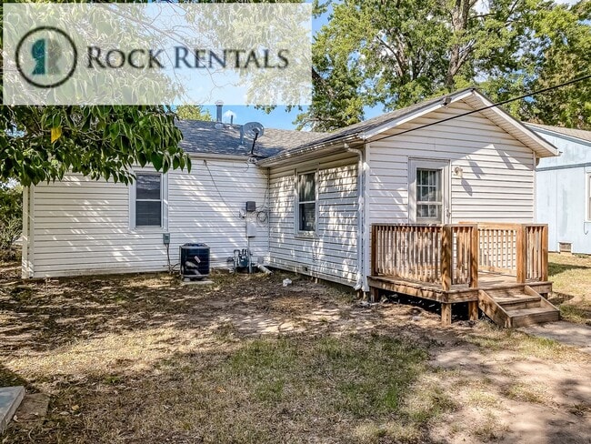 Building Photo - 2 Bed 1 Bath with Detached 2 Car Garage