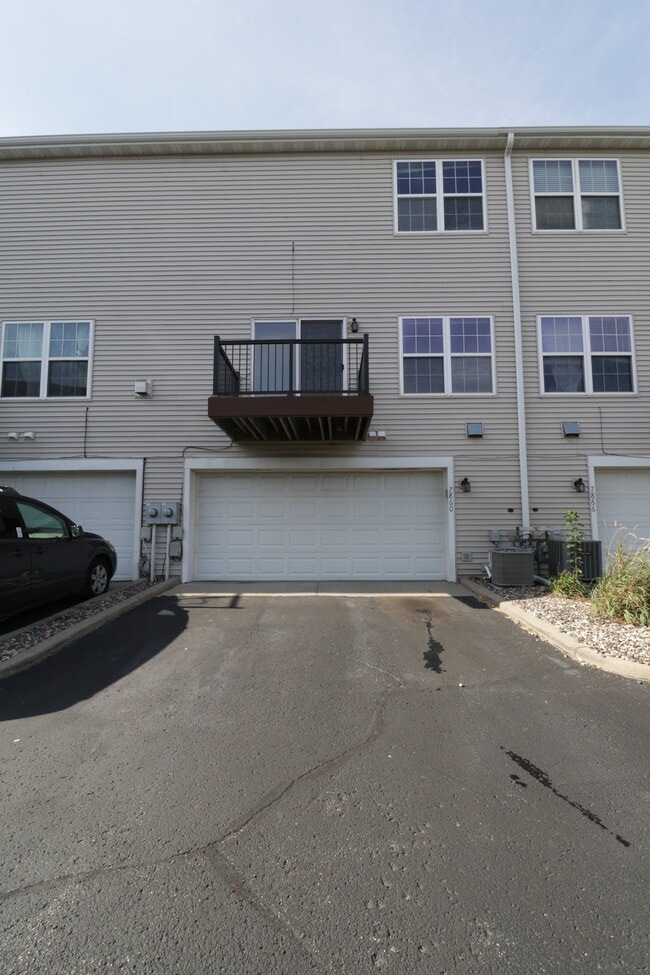 Building Photo - 7860 Old Carriage Ct