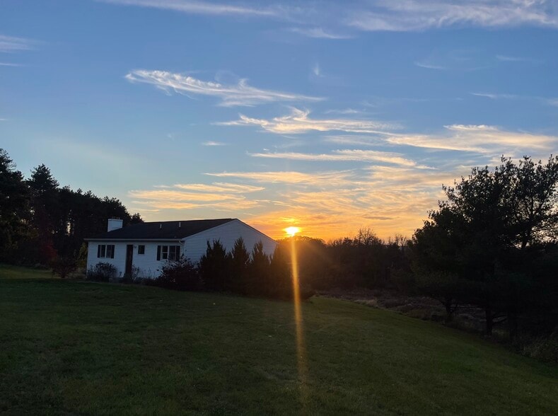 Sunset views - 387 Eichybush Rd