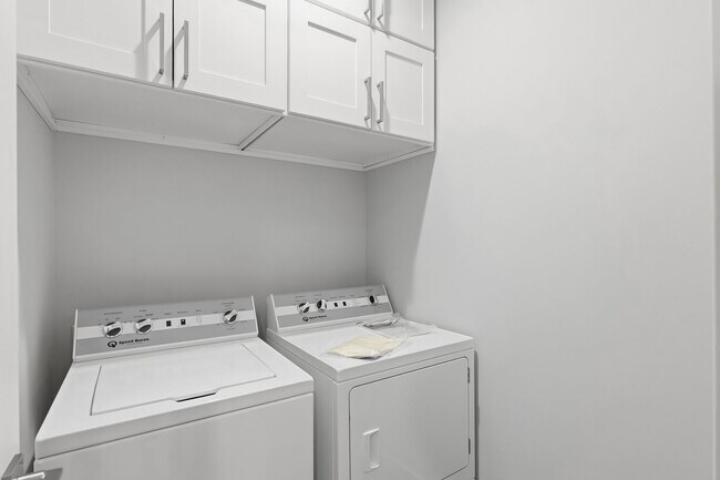 Building Photo - Stunning 4 Bedroom/2 Bathroom West Linn Retreat with Designer Firepit & Gorgeous Views!