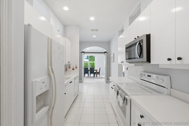 Building Photo - 707 SW San Salvador Cv