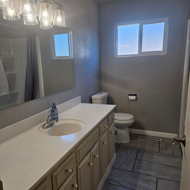 Building Photo - Beautifully Updated Family Home Near Memorial Hospital