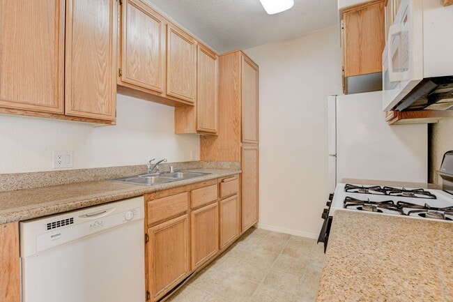 Building Photo - Beautiful 2 Bedroom 2 Full Bath Condo