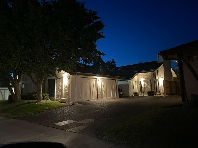 Building Photo - 254 E El Paso Ave