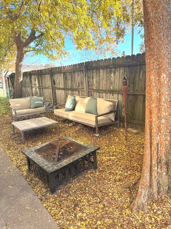 Building Photo - 511 N Taylor Ave