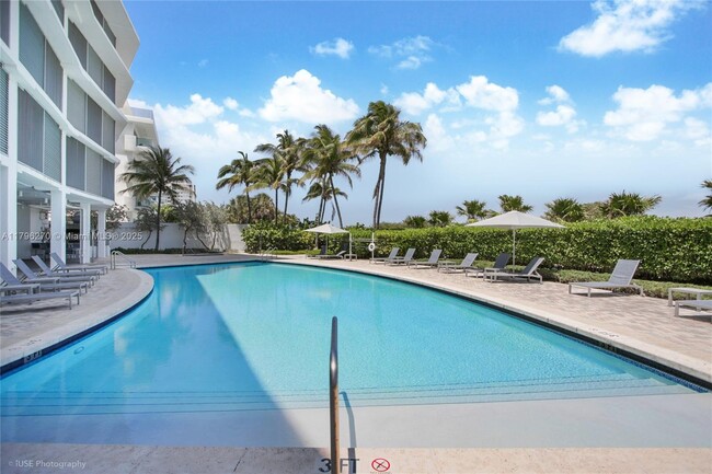 Building Photo - 6515 Collins Ave