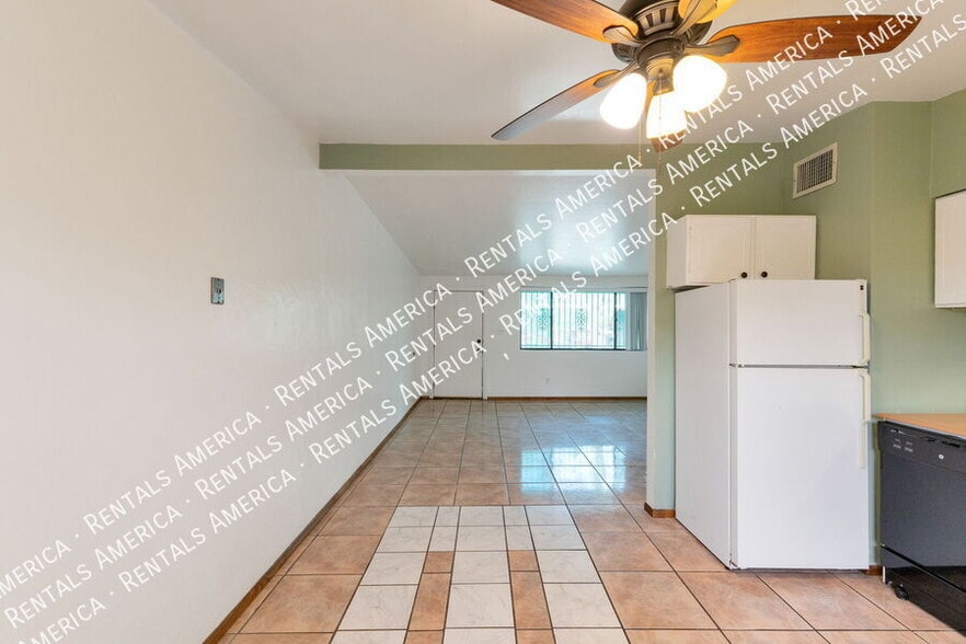 Building Photo - 803 E Holaway Dr