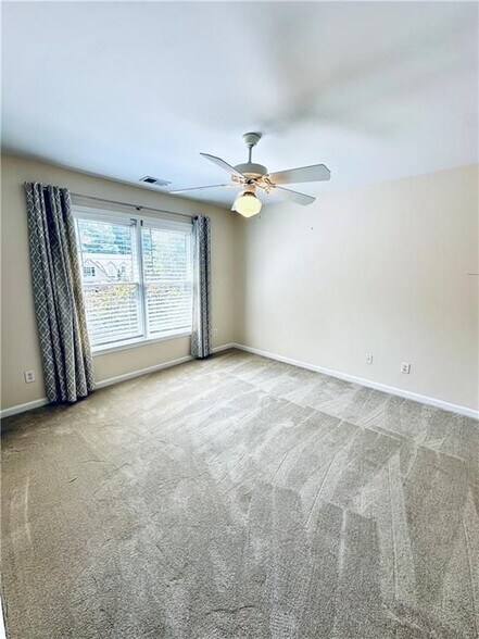 Building Photo - 811 Valley Dr