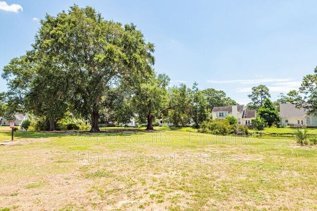 Building Photo - 11 Poets Corner