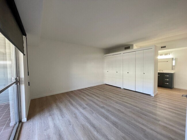 Building Photo - AVAILABLE NOW !! 2 Bedroom 2 Bathroom Cond...