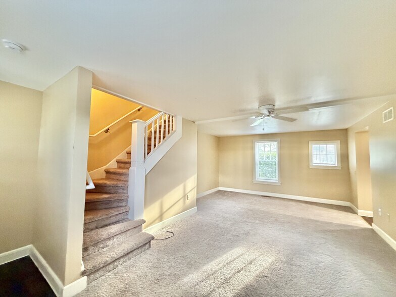 Building Photo - 206 Carpenter St