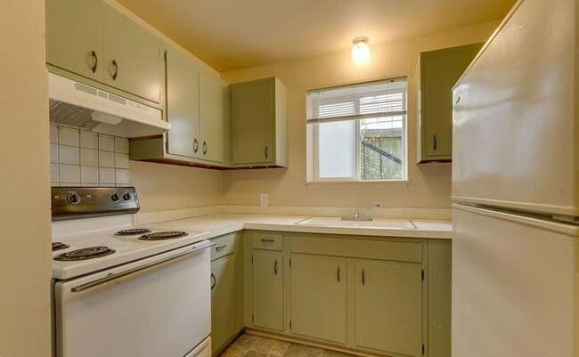 Building Photo - AVAILABLE NOW! 2 Bedroom Apartment Magnolia w/ Fireplace & Parking!