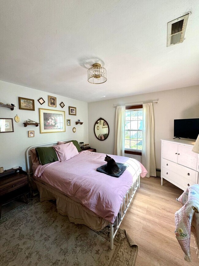 Building Photo - 5 Bed 2 Bath Home for Rent in Chesapeake!