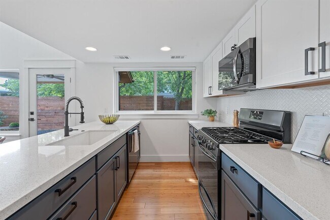 Building Photo - 402 W 55th St