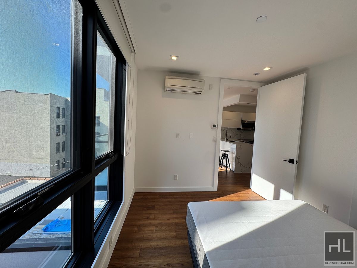 Building Photo - The Vitoria - 27=04 Astoria Blvd Luxurious...