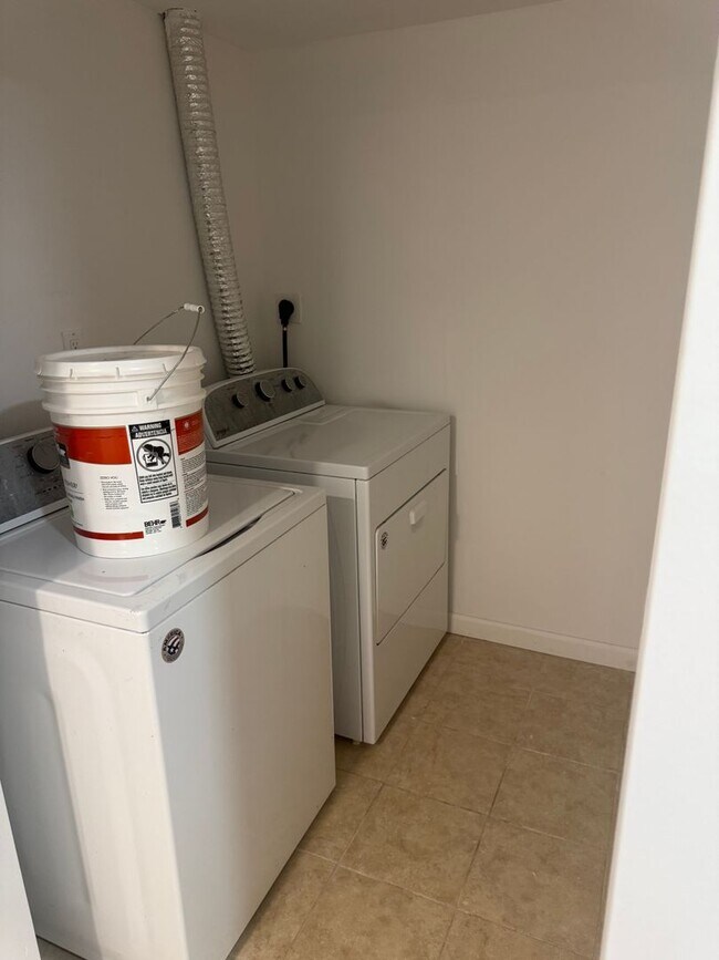 Building Photo - Spacious 4 Bedroom 2 1/2 bathroom Townhome With an ensuite located downstairs.