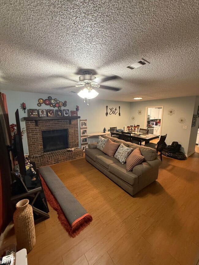 Building Photo - Upgraded 2BR/1.5BA Townhouse Apartment Con...