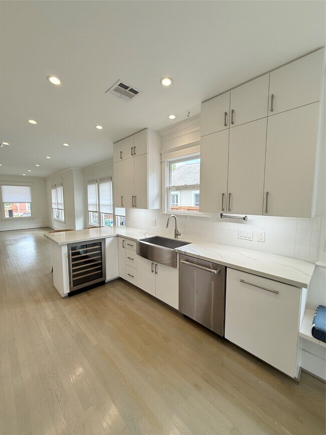 Building Photo - 804 Omar St