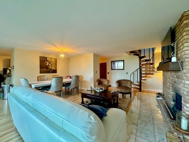 Building Photo - 5600 Hillcrest Ln