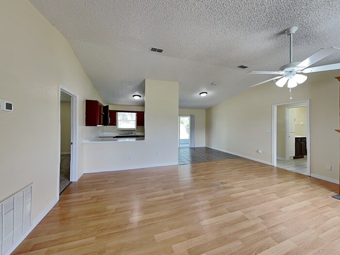 Building Photo - 137 Rebecca Dr NE